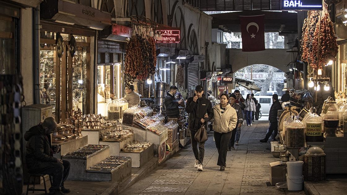 Tarihi Maraş Çarşısı eski günlerine dönüyor