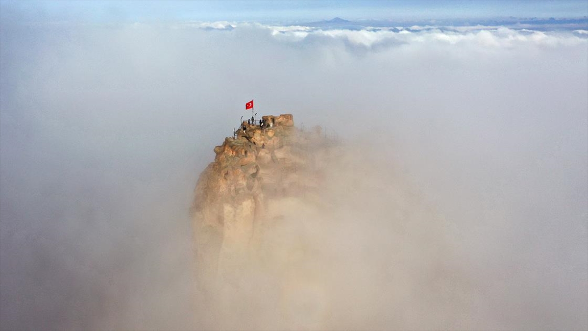 Turistler Kapadokya’daki seyir noktasından “sis denizi”ni izliyor