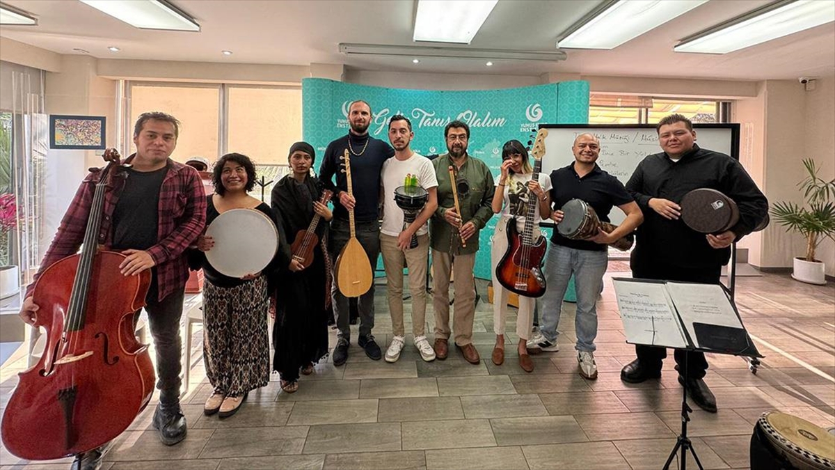 Türk müziğine ilgi duyan Meksikalı gençler Yunus Emre Enstitüsü’nde mini orkestra kurdu