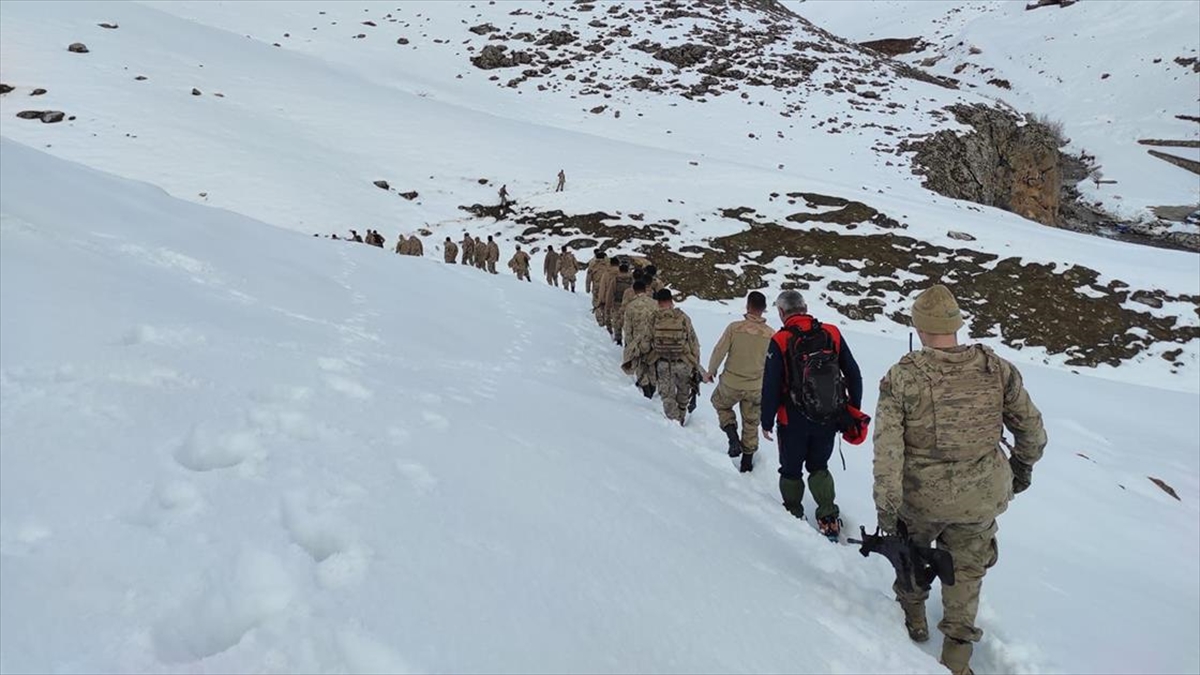 Van’da arama kurtarma eğitimi alan güvenlik korucuları çığ tatbikatı yaptı