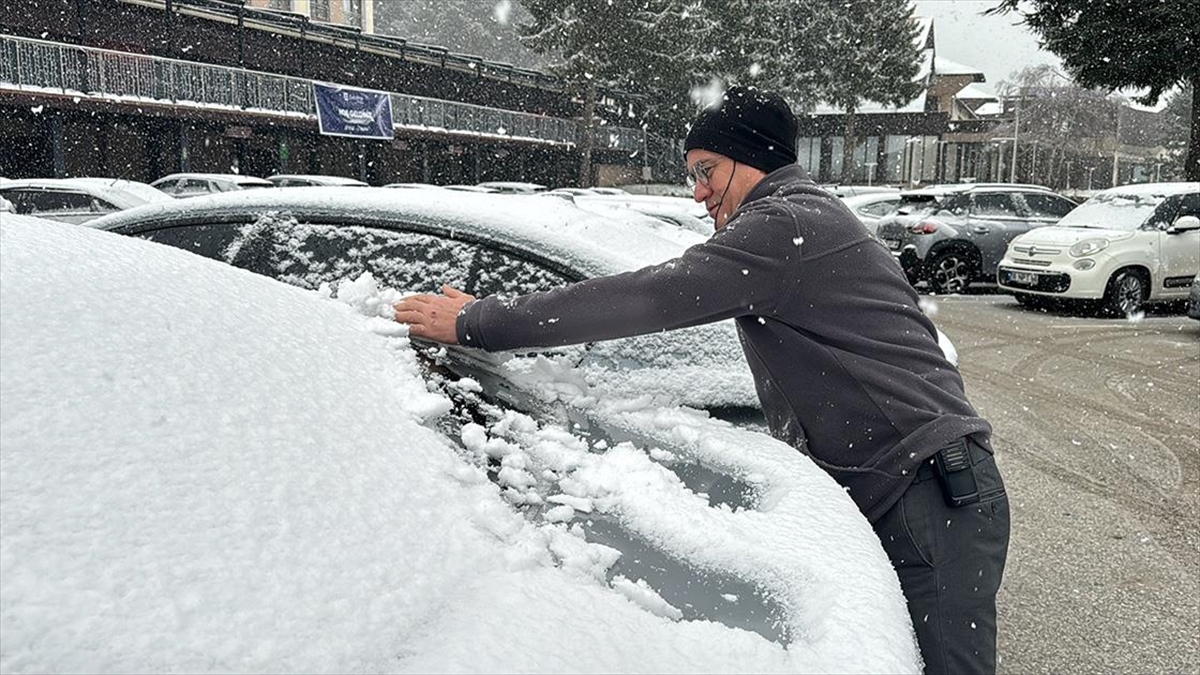 Abant’ta martta yağan kar tatilcileri sevindirdi