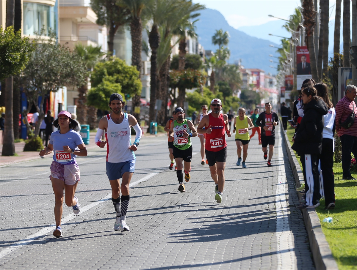 Alanya Atatürk Yarı Maratonu ve Halk Koşusu yapıldı