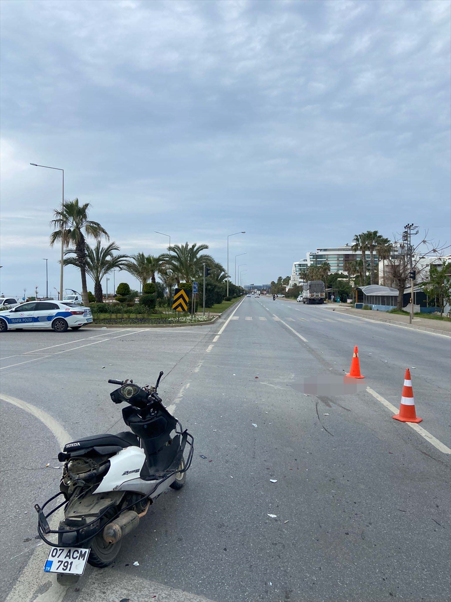 Alanya'da kamyonla çarpışan motosikletin sürücüsü öldü