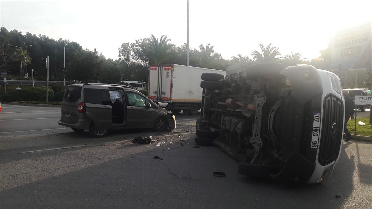 Alanya'da 7 kişinin yaralandığı trafik kazası kameraya yansıdı