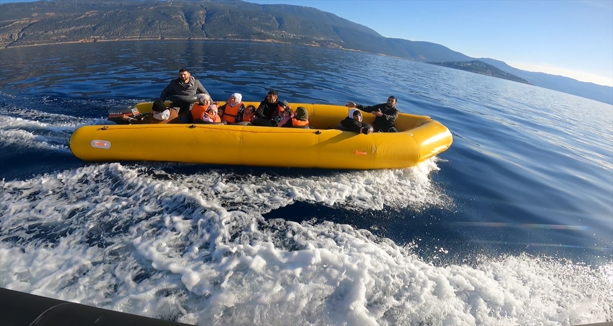 Antalya açıklarında 14 düzensiz göçmen yakalandı