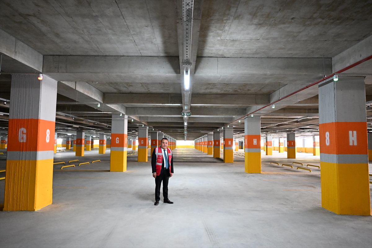 Antalya Büyükşehir Belediye Başkanı Böcek, katlı otoparkı inceledi