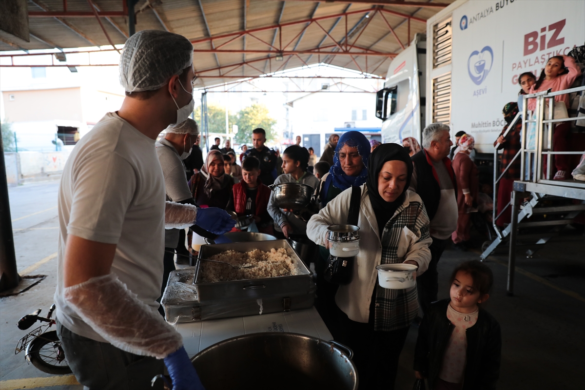 Antalya Büyükşehir Belediyesi iftarlık sıcak yemek dağıtımı yapıyor