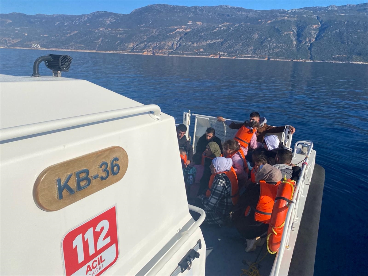 Antalya'da 13 düzensiz göçmen yakalandı