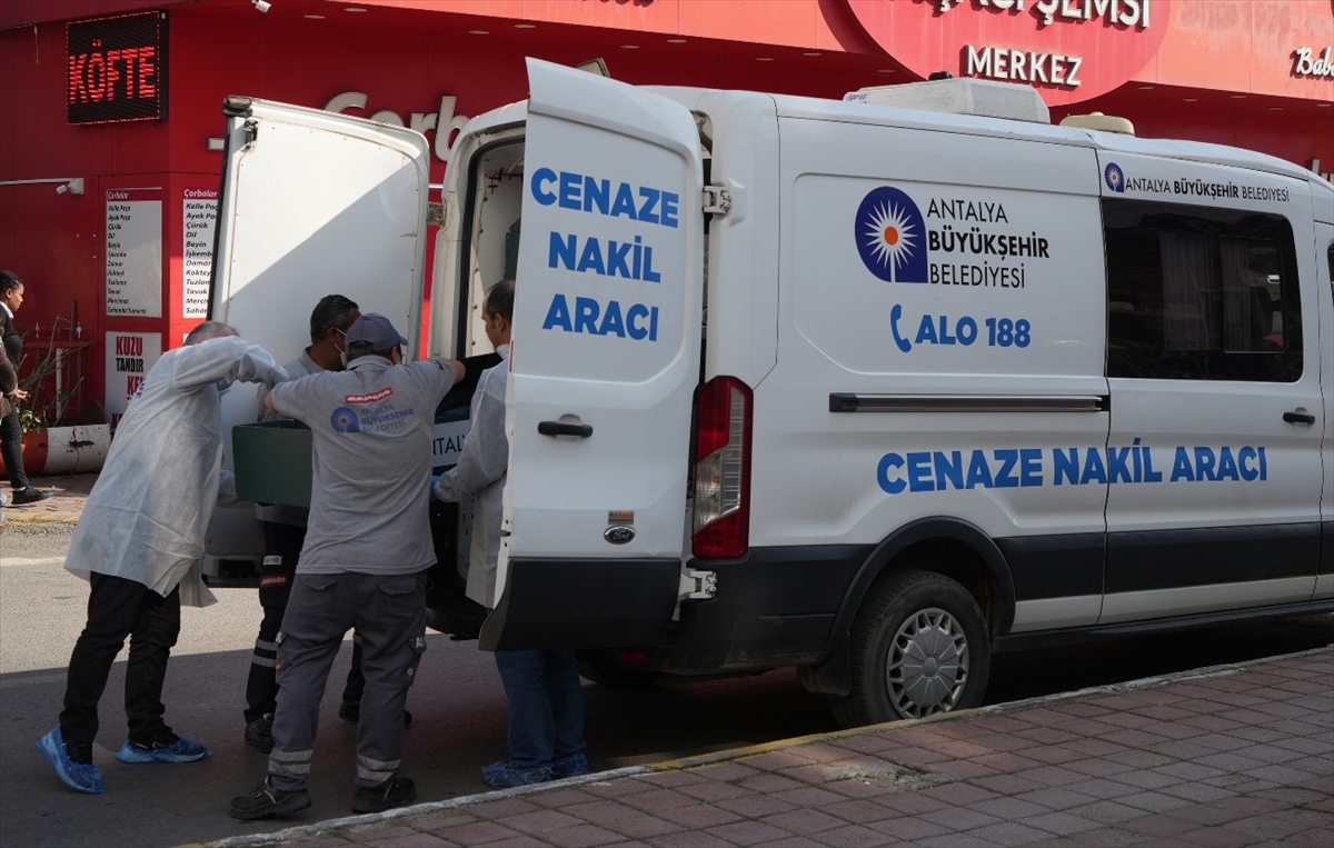 Antalya’da bir kişi iş hanının önünde ölü bulundu