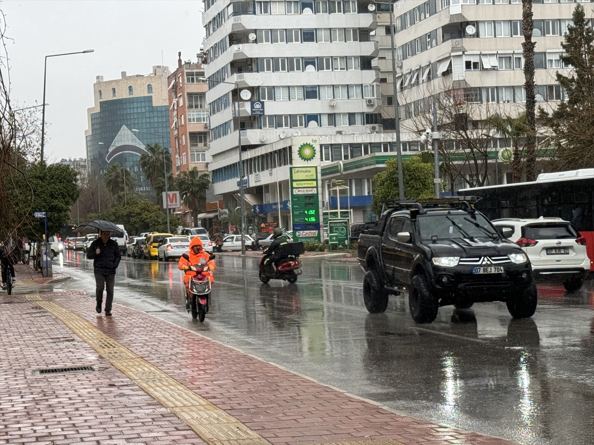 Antalya'da sağanak ve fırtına etkili oluyor