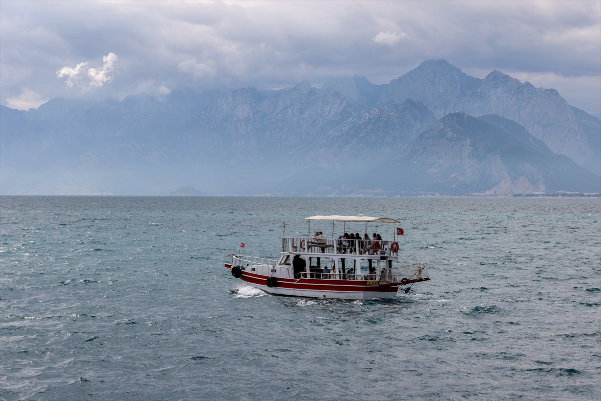 Antalya'daki turistik tekneler yaz sezonu için gün sayıyor