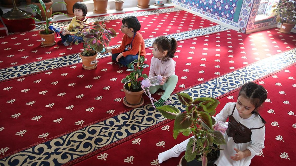 “Çiçekli Cami”deki rengarenk bitkilerin bakımı çocuklara emanet