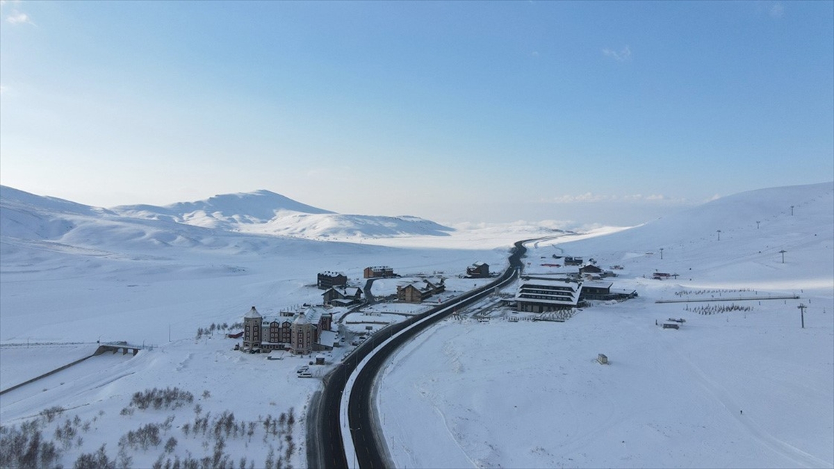 Erciyes Dağı’na kar yağdı