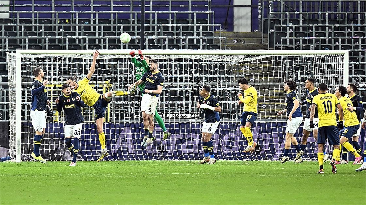 Fenerbahçe, Avrupa'da çeyrek final için sahaya çıkıyor