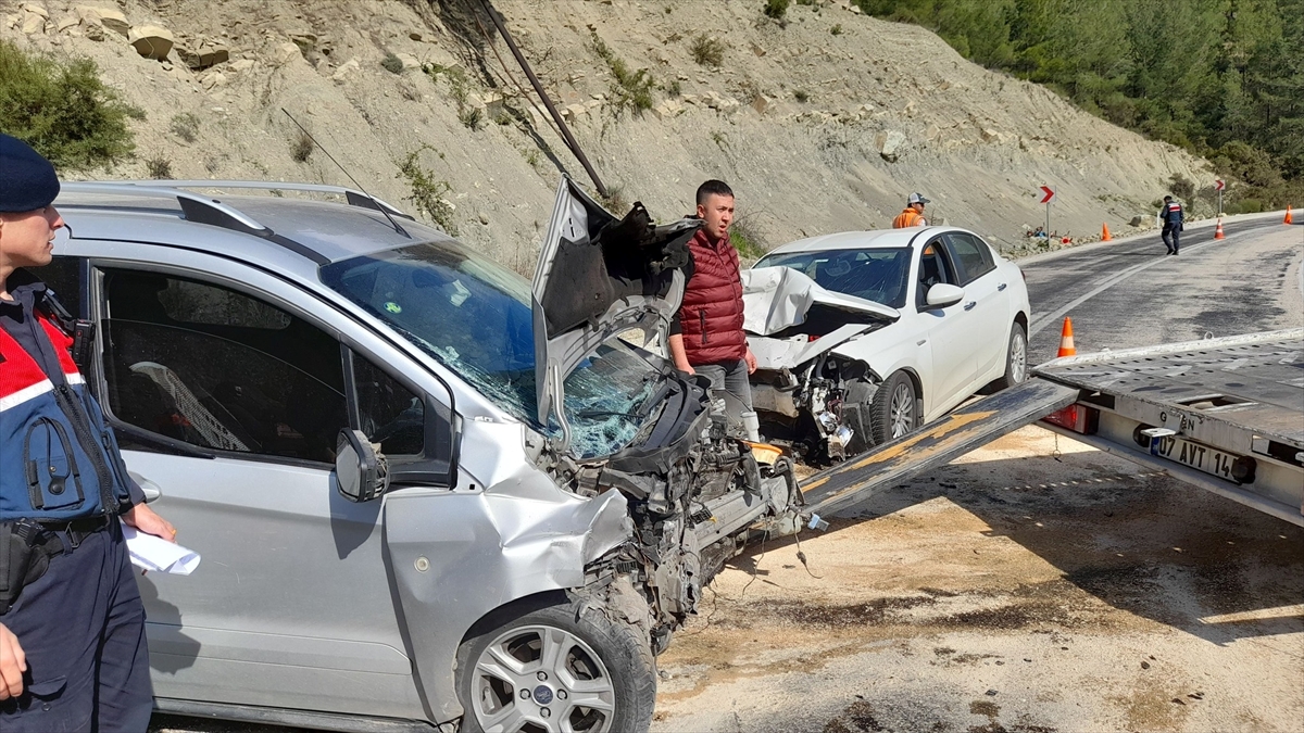 Finike'de iki otomobilin çarpıştığı kazada 4 kişi yaralandı