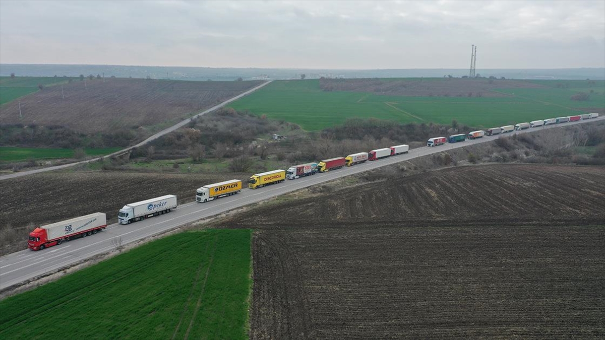 Hamzabeyli’de 17 kilometrelik tır kuyruğu oluştu