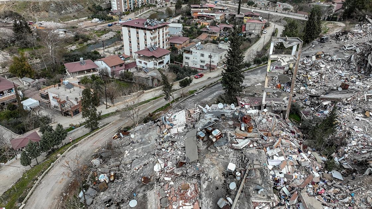 Hatay'da depremde 6 kişinin öldüğü binanın yapım sorumlusu 7 sanığı hakkında dava açıldı