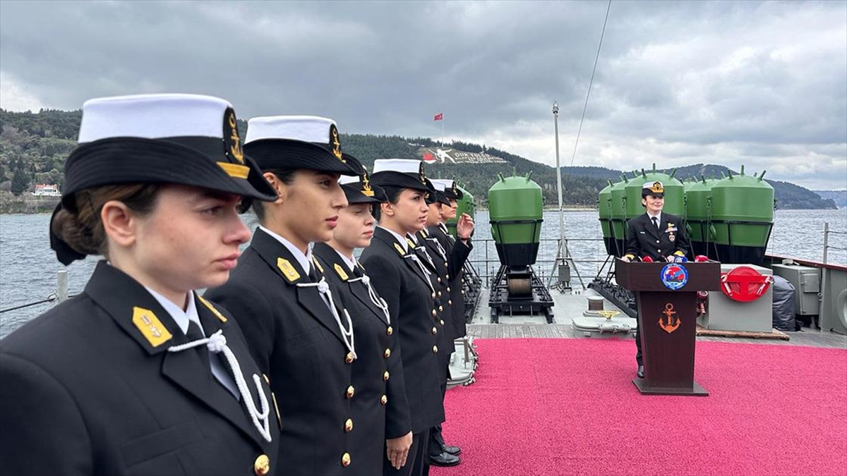 İlk kadın amiral Gökçen Fırat, Deniz Harp Okulu öğrencileriyle TCG Nusret’te buluştu