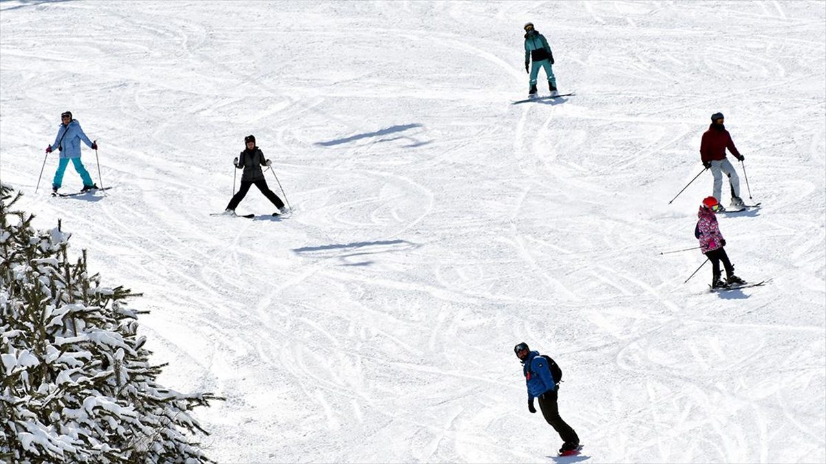 İranlı turistler nevruz tatilini Sarıkamış'ta kayak yaparak geçiriyor