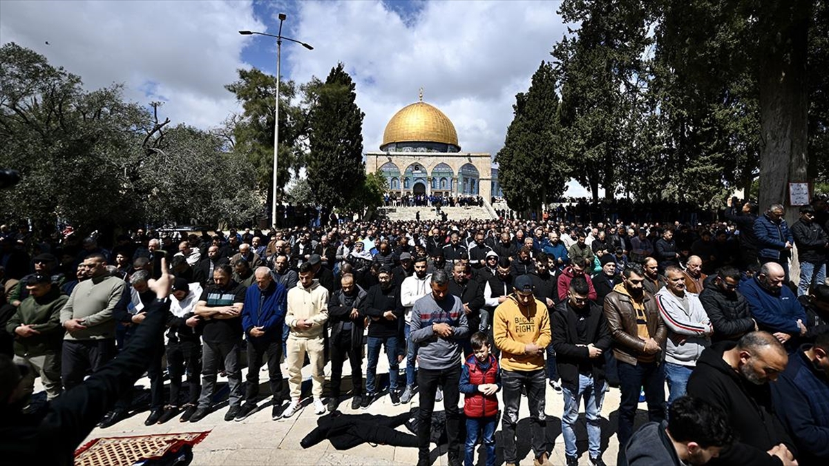 İsrail’in kısıtlamalarına rağmen 120 bin Filistinli ramazan ayının ikinci cuma namazını Mescid-i Aksa’da kıldı