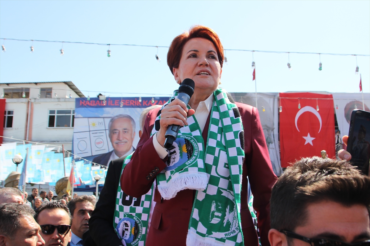 İYİ Parti Genel Başkanı Akşener, Antalya'da esnaf ziyaretinde bulundu: