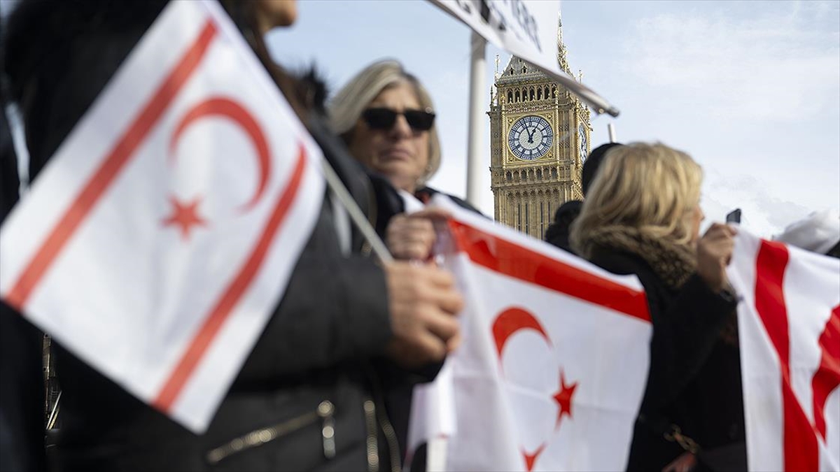 Kıbrıslı Türkler, 60. yılında BMGK’nin Kıbrıs’a barış gücü gönderilmesi kararını Londra’da protesto etti