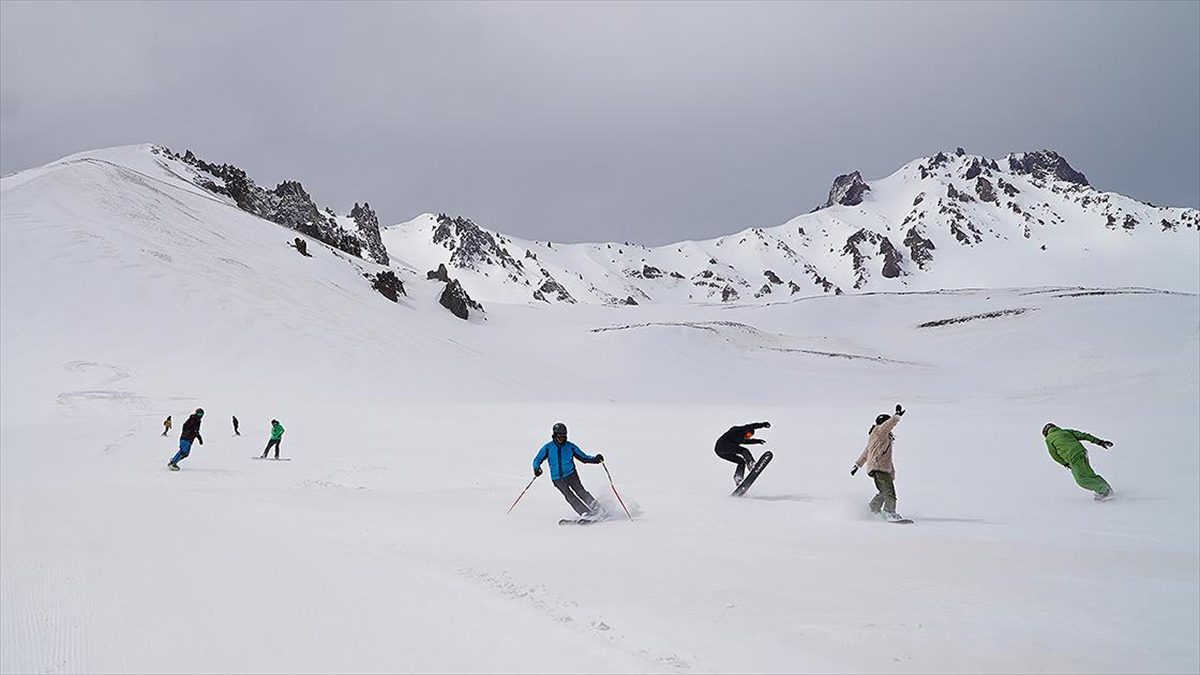 Macera tutkunu kayakçılar Erciyes'te “snow cat” turu ile adrenalini zirvede yaşıyor