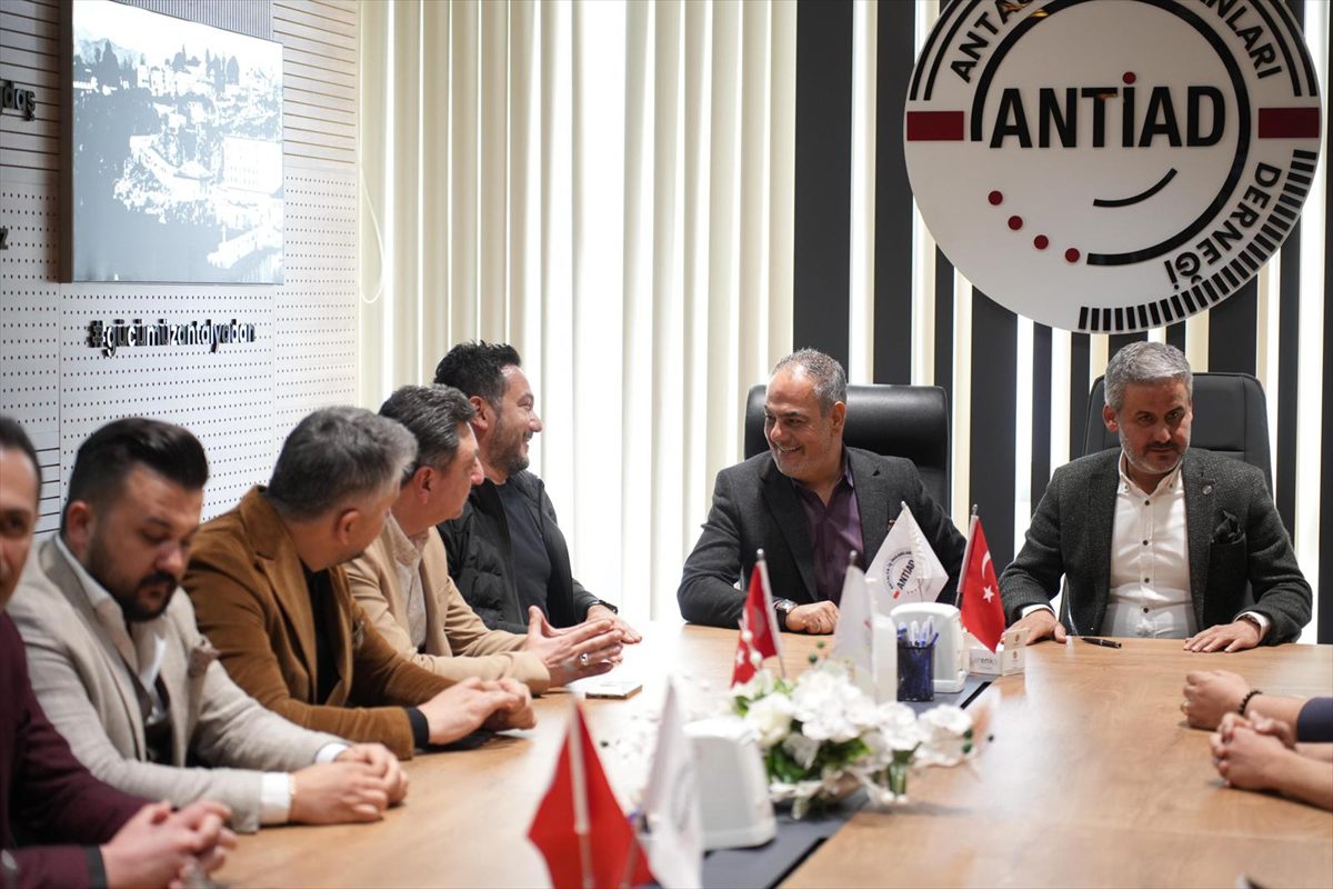 Muratpaşa Belediye Başkan adayı Manavoğlu, ANTİAD'ı ziyaret etti