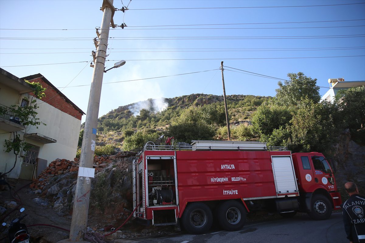 Alanya'da ormanlık alanda çıkan yangın kontrol altına alındı