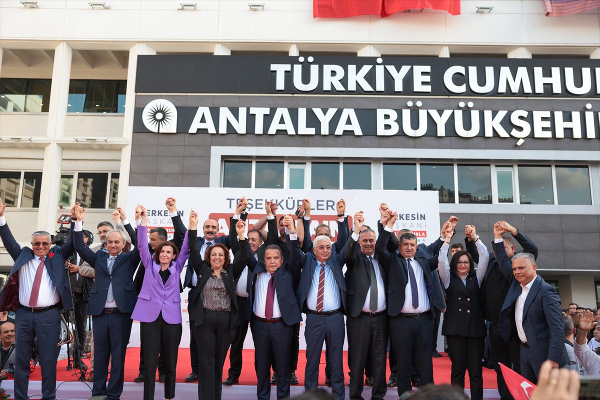 Antalya Büyükşehir Belediye Başkanı Böcek yeni dönemine törenle başladı