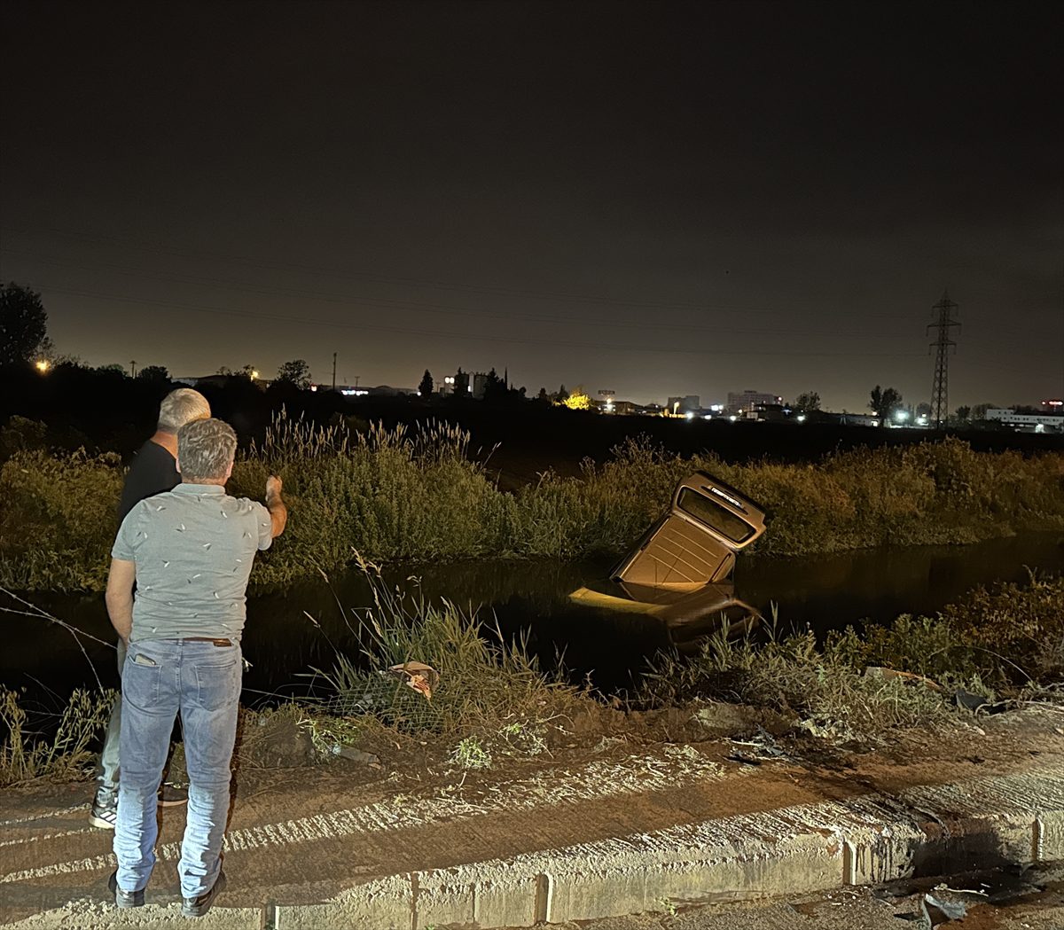 Antalya'da bir otomobil su kanalına devrildi