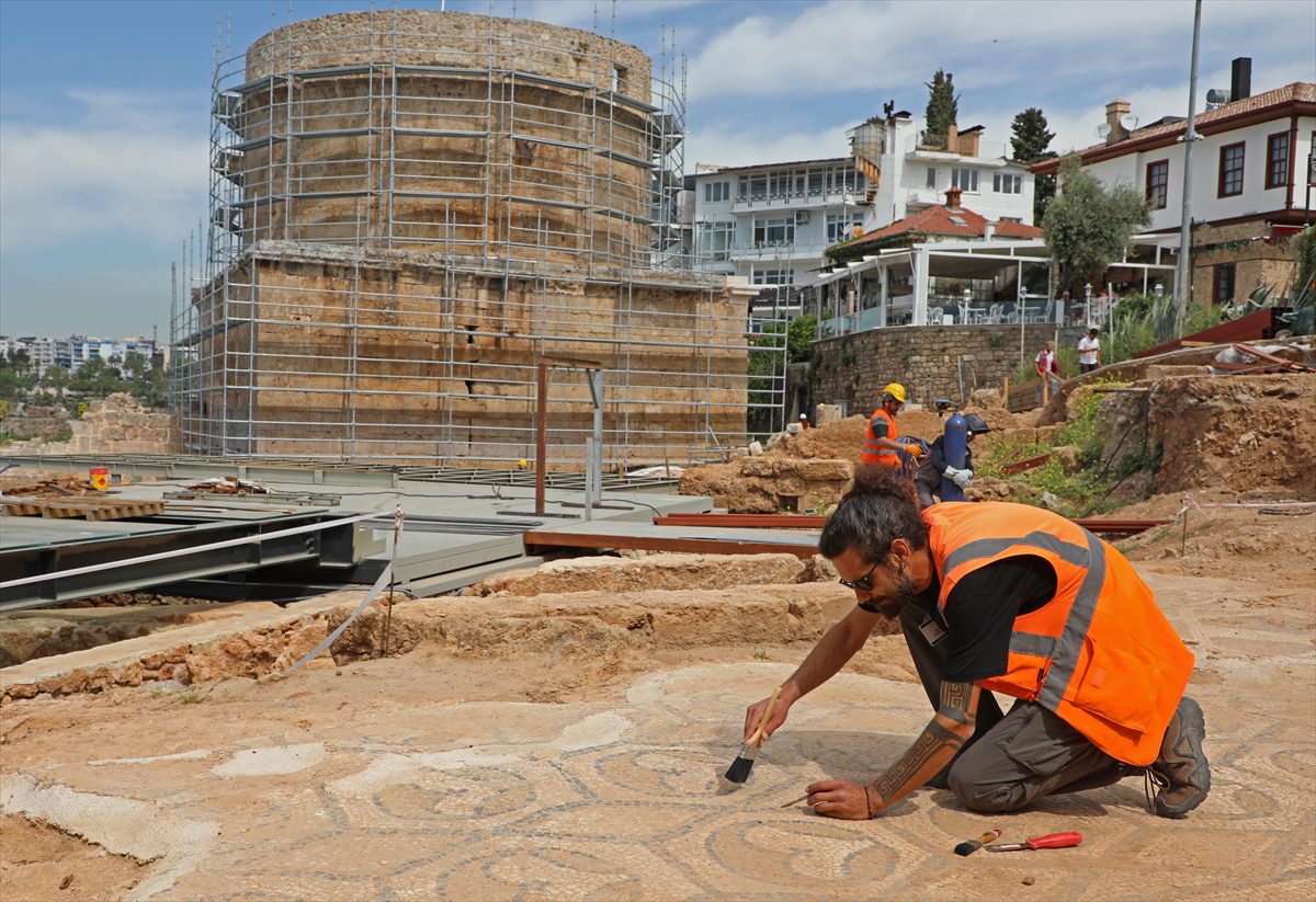 Antalya'da Hıdırlık Kulesi kazılarında sütunlu yapı gün yüzüne çıkarıldı