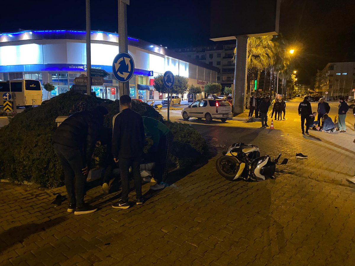 Antalya'da iki motosikletin çarpıştığı kazada 2 kişi yaralandı