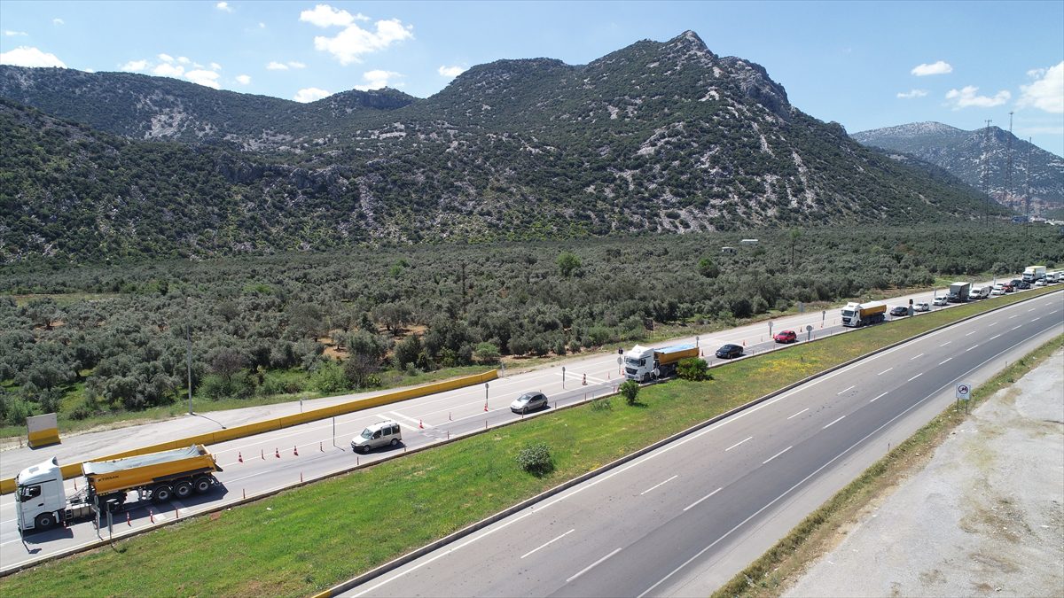 Antalya'da jandarma havadan ve karadan trafik denetimi yaptı