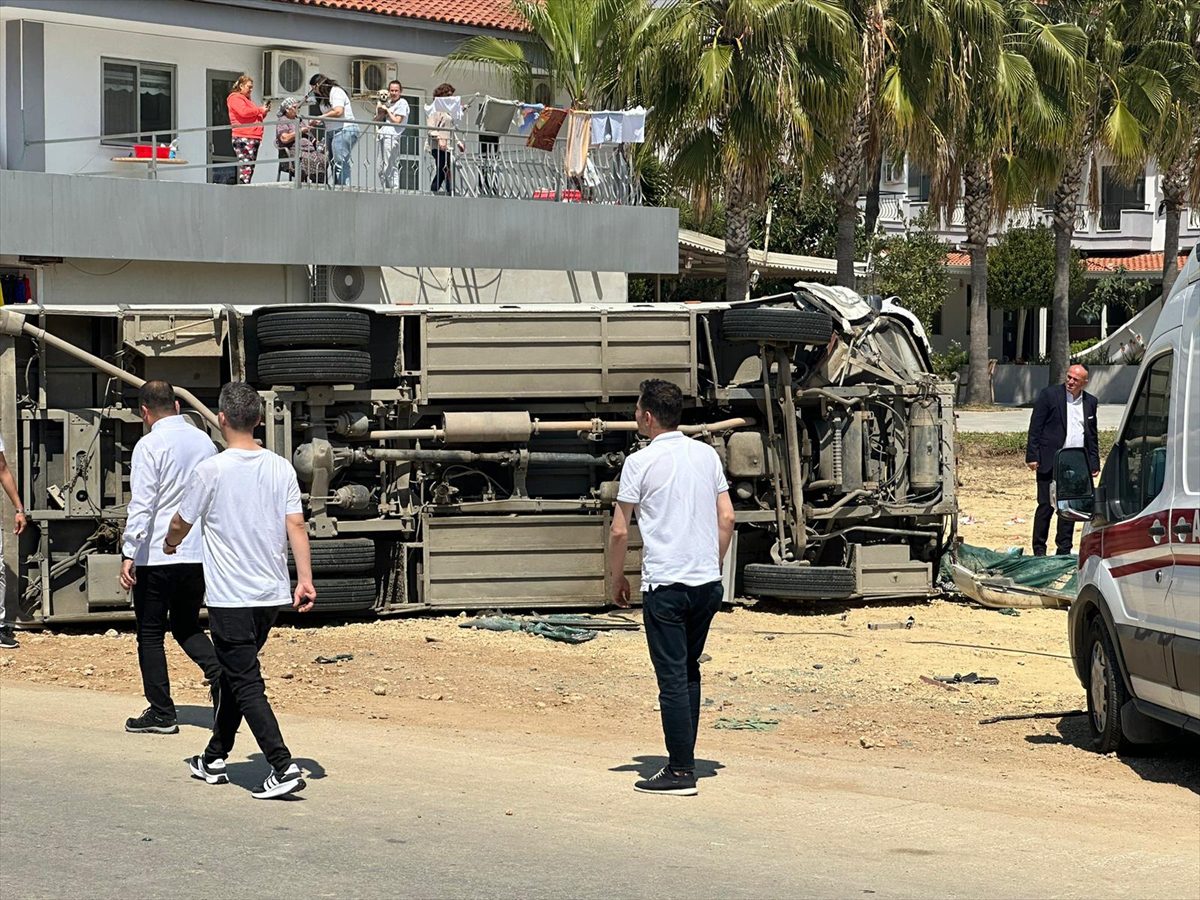 Antalya'da midibüs ve otomobilin çarpışması sonucu 29 kişi yaralandı