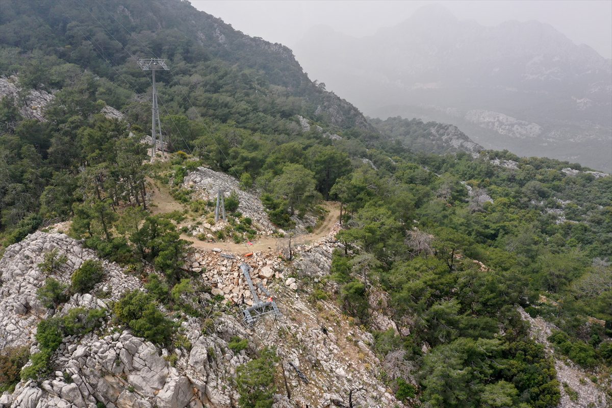 Antalya'daki teleferik kazasında havada asılı kalan 36 kabin yere indirildi