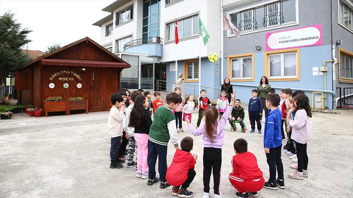 Çocuklar “kültür dostu okul”da geleneksel oyunları öğreniyor