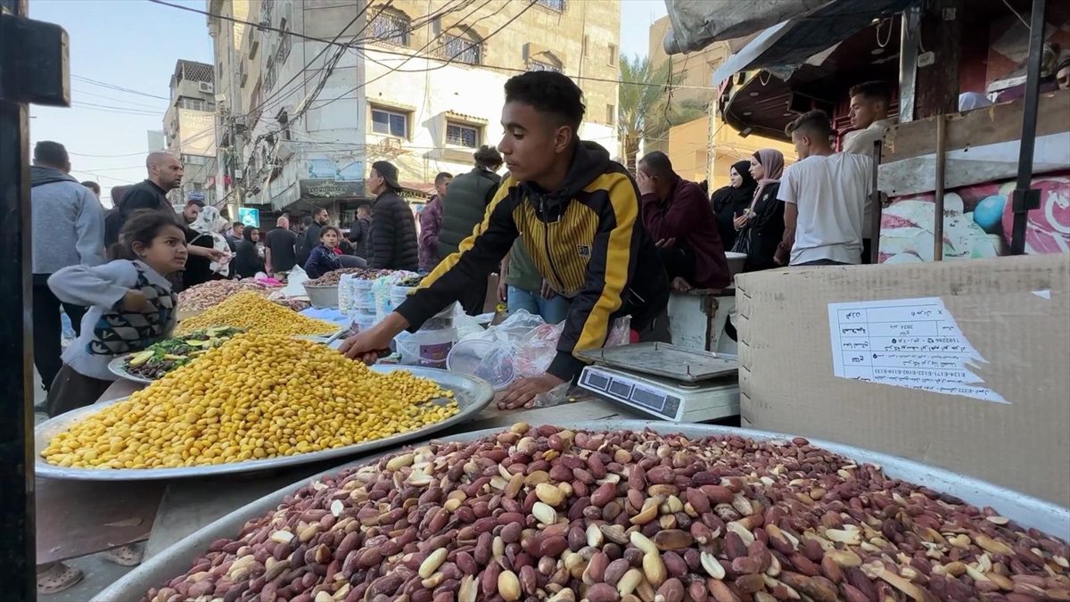 Gazze'nin güneyindeki Refah'ta çarşılarda buruk bayram telaşı yaşanıyor