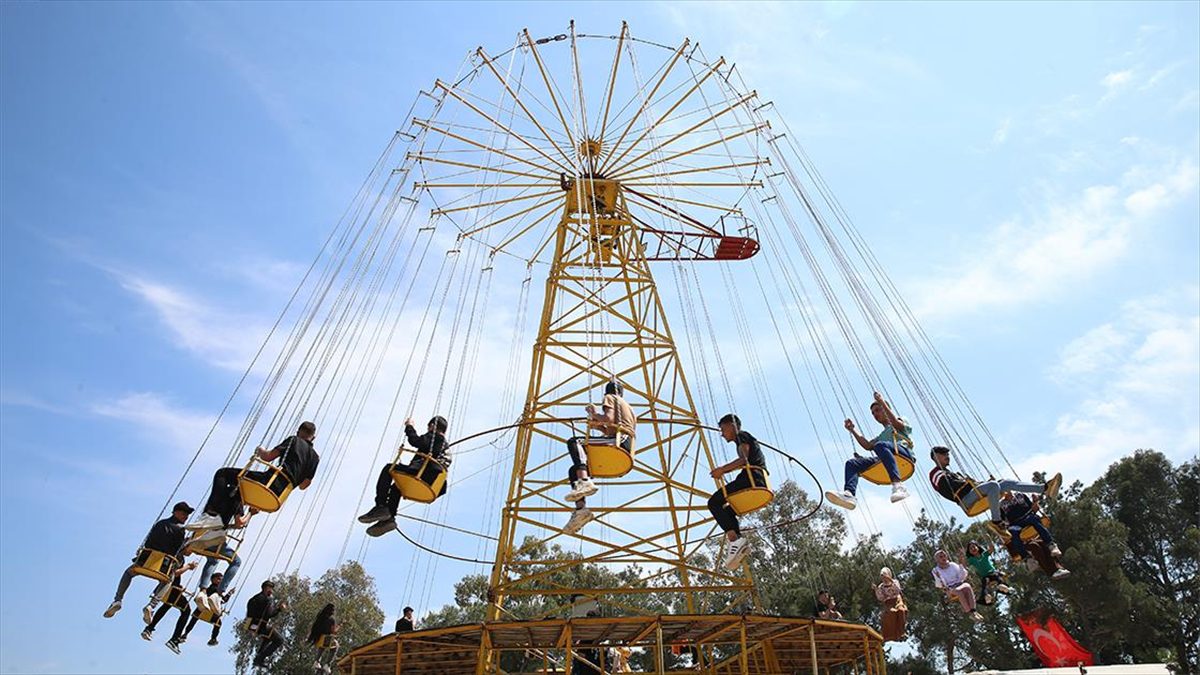 Hatay'da depremzede çocuklar, BtcTurk organizasyonunda lunaparkta eğlendi