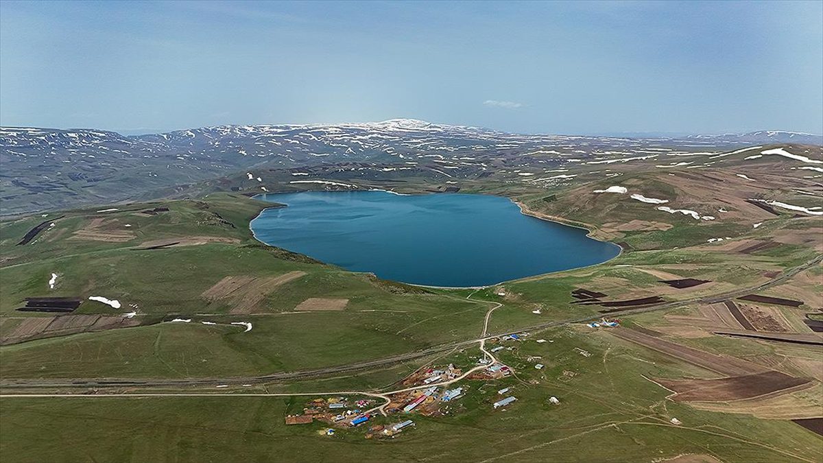 Kars’ta 2 bin 300 rakımdaki Aygır Gölü’nde buzlar çözüldü