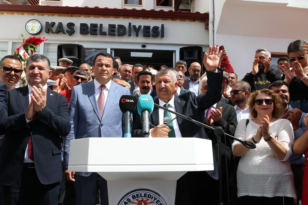 Kaş Belediye Başkanı Erol Demirhan mazbatasını aldı