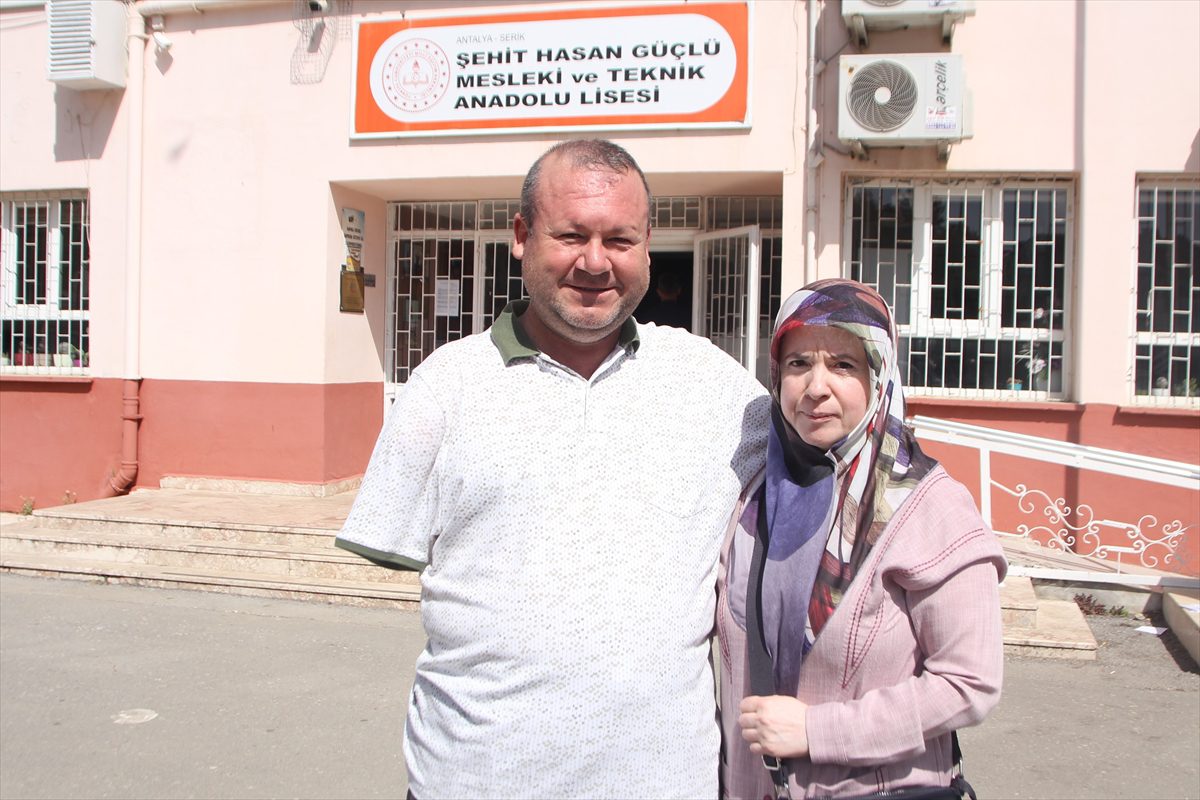 Kolları olmayan engelli seçmen, oy zarfını ağzıyla sandığa attı