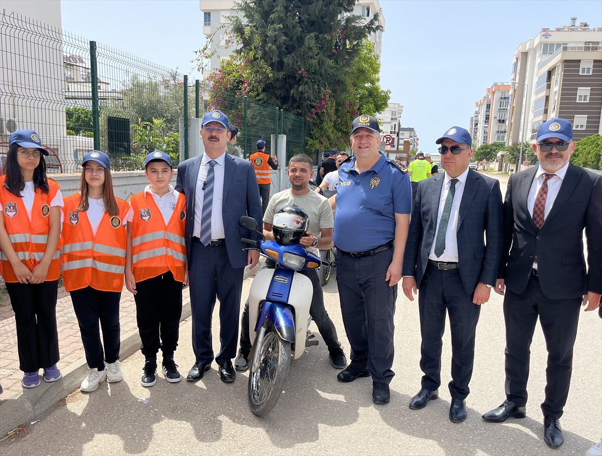 Öğrenciler sürücülere kask hediye etti, polisler ceza kesmedi