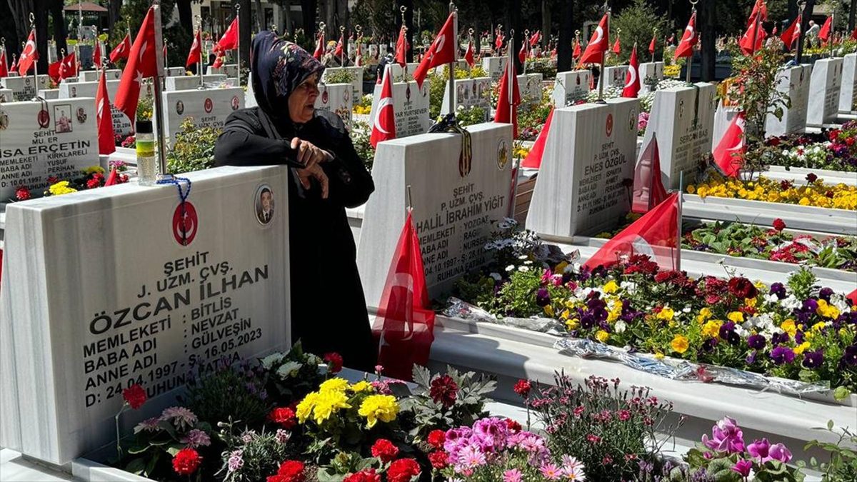 Ramazan Bayramı'nın üçüncü gününde Edirnekapı Şehitliği'ne ziyaretler sürdü