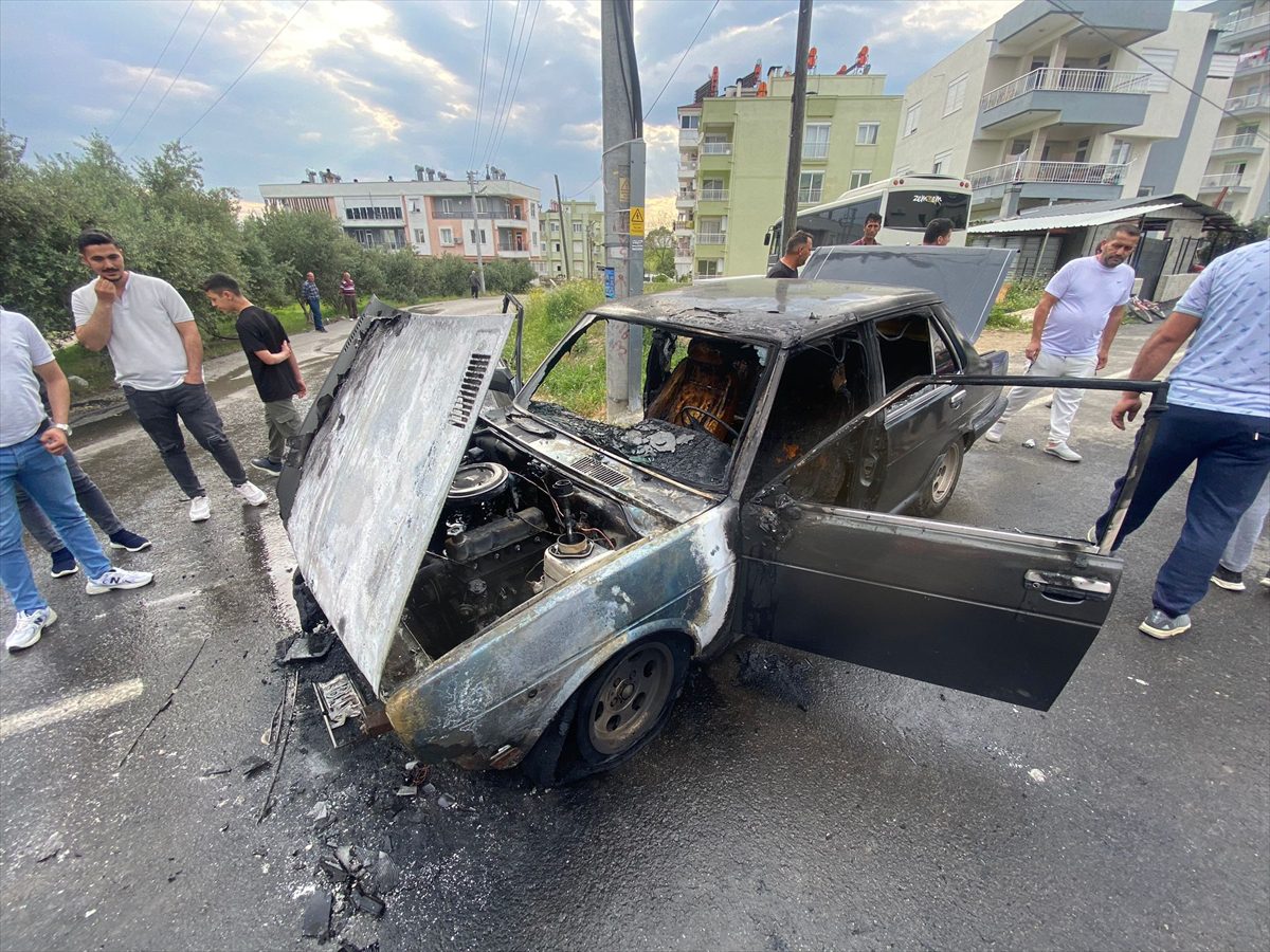 Serik'te park halindeki otomobil yandı