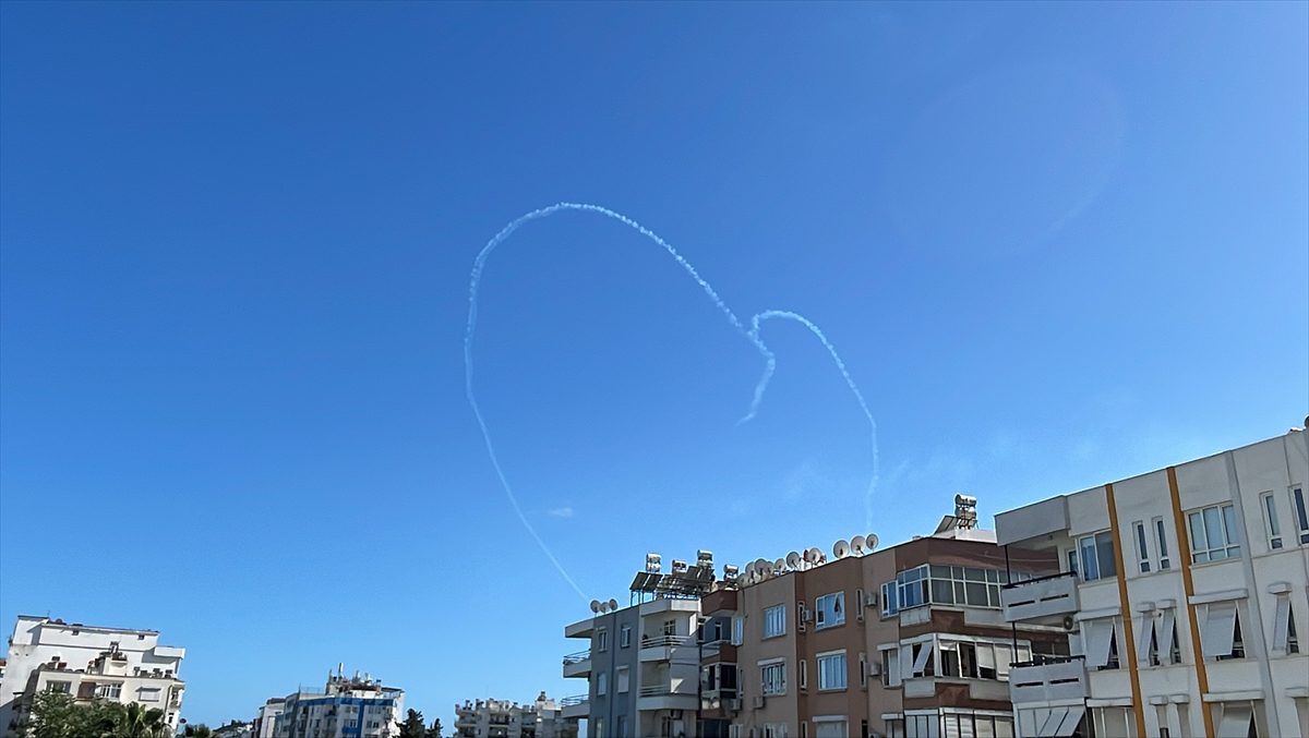 Türk Yıldızları Antalya semalarında prova uçuşu yaptı