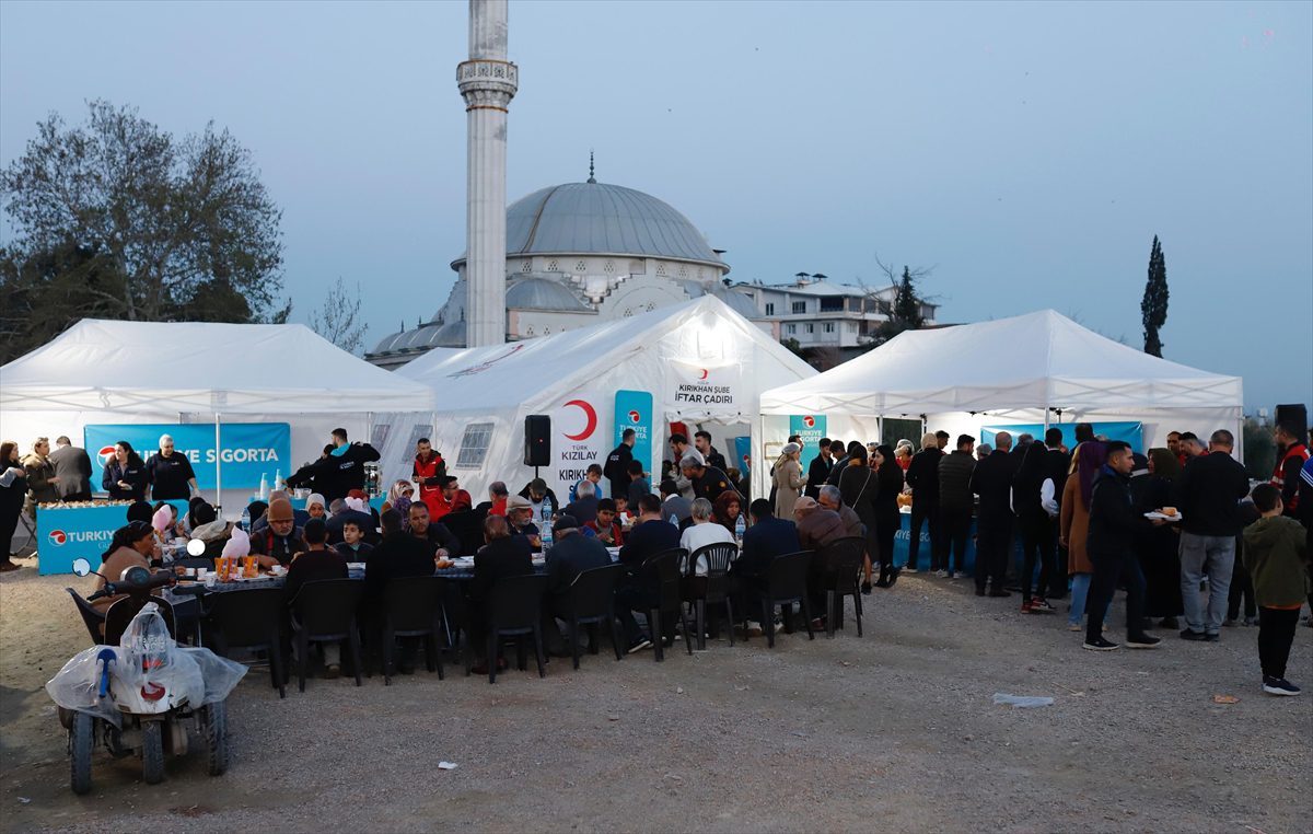 Türkiye Sigorta, deprem bölgesinde kurulan iftar sofralarında depremzedelerle buluştu