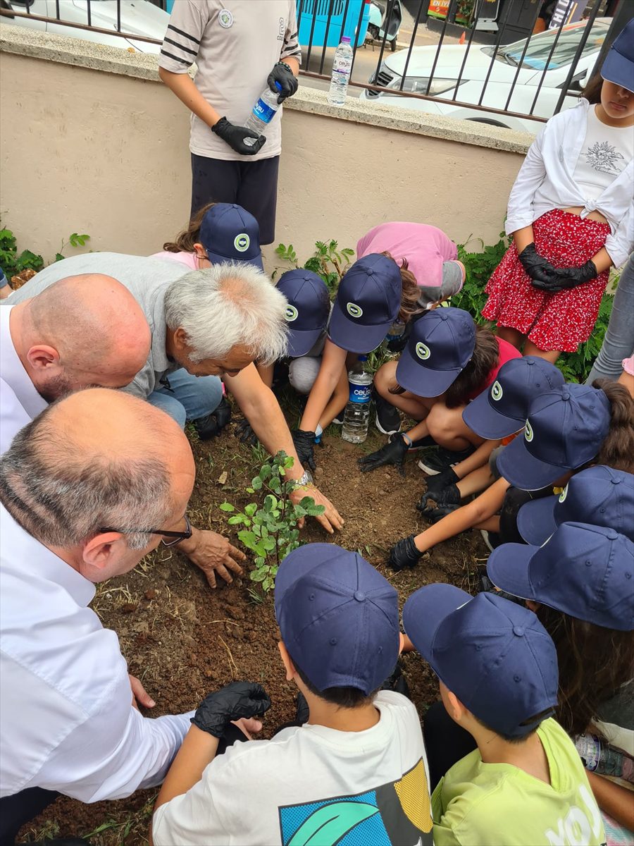 Akdeniz Üniversitesi öğrencileri, BİLSEM'li çocuklarla sebze ekip, fidan dikti