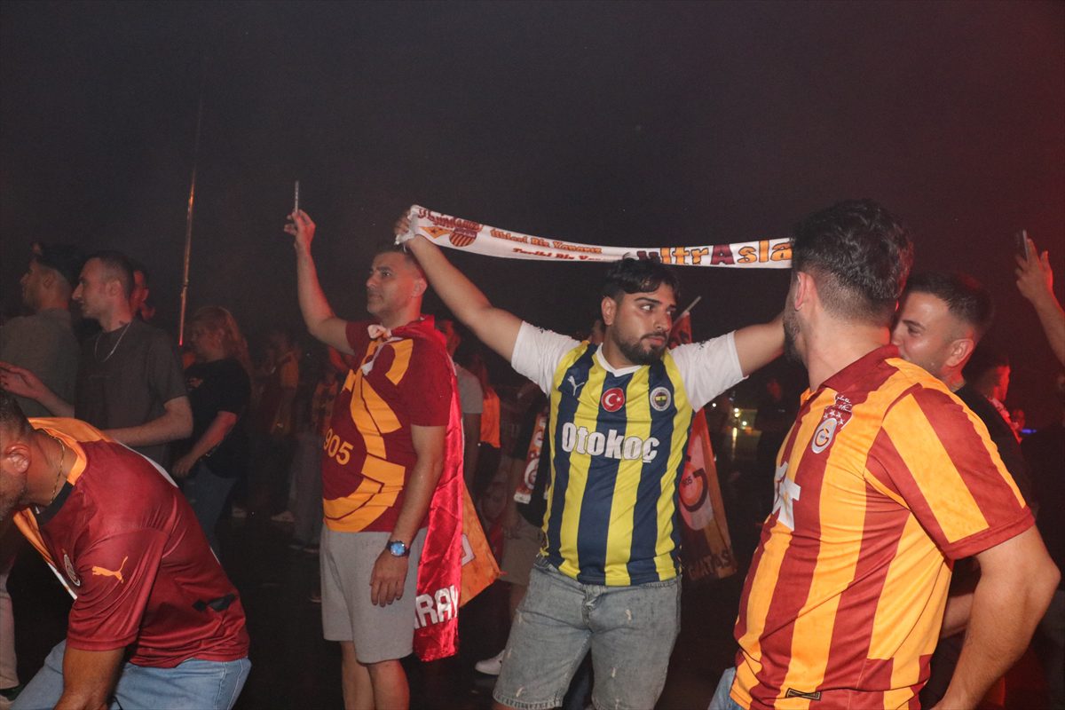 Antalya ve çevre illerde Galatasaray taraftarları şampiyonluğu kutladı