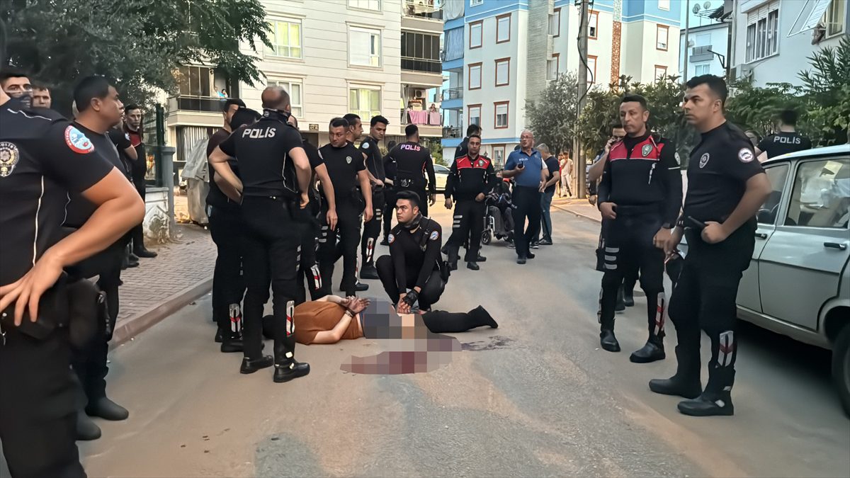 Antalya'da bıçakla çevreye ve polis ekiplerine saldıran kişi etkisiz hale getirildi